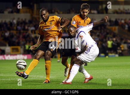 Calcio - Coppa del Carling - secondo turno - Wolverhampton Wanderers / Swindon Town - Molineux. Mark Marshall di Swindon ottiene il suo colpo nel passato Ronald Zubar di Wolves durante la partita del secondo turno della Carling Cup a Molineux, Wolverhampton. Foto Stock