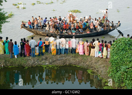 Dea Durga immersione sul fiume Icchamoti alla fine di Durga Puja festival, Taki Basirhat, West Bengal, India Foto Stock