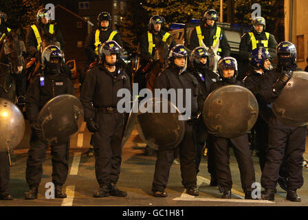 Ha montato la polizia e i colleghi in equipaggiamento da sommossa vicino a Upton Park dopo la partita di calcio West Ham Against Millwall nella parte est di Londra. Foto Stock