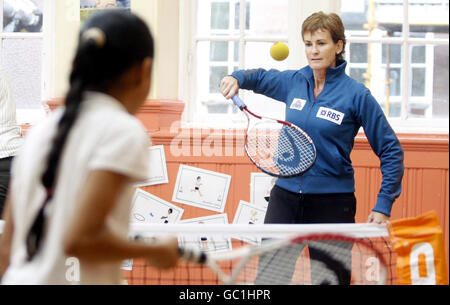 L'allenatore di tennis Judy Murray, madre di Andy Murray, con Simran Singh, 7 anni, durante una masterclass presso la Battlefield Primary School di Glasgow per promuovere il Festival del Tennis della città. Foto Stock