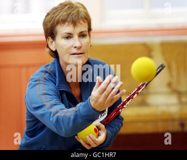 L'allenatore di tennis Judy Murray, madre di Andy Murray, durante una masterclass alla Battlefield Primary School di Glasgow per promuovere il Festival del Tennis della città. Foto Stock