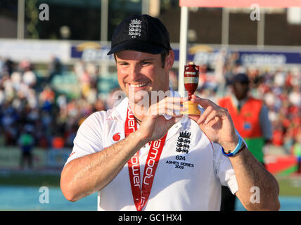 Cricket - The Ashes 2009 - npower Fifth Test - Day Four - England / Australia - The Brit Oval. Il capitano d'Inghilterra Andrew Strauss tiene l'Ases Urn dopo aver sconfitto l'Australia Foto Stock