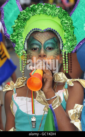 I giovani ballerini sfilano lungo il percorso il primo giorno del Carnevale di Notting Hill. Foto Stock