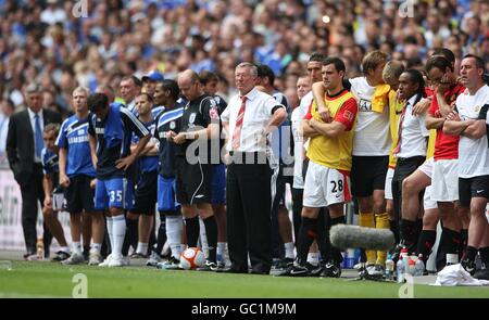 Calcio - Scudo comunitario - Manchester United / Chelsea - Stadio di Wembley. Sir Alex Ferguson, manager del Manchester United, si aggira sulla linea di demarcazione poiché perde il calcio di punizione Foto Stock