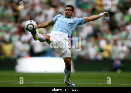 Calcio - Pre Season friendly - Manchester City v Celtic - City of Manchester Stadium. Il tal ben Haim della città di Manchester in azione Foto Stock