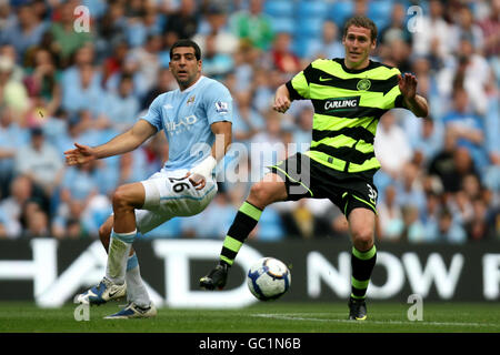 Calcio - Pre Season friendly - Manchester City / Celtic - City of Manchester Stadium. Chris Killen (r) di Celtic protegge la palla dal tal ben Haim di Manchester Foto Stock