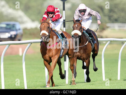 Birkside (a sinistra) guidato da Phillip Makin continua a vincere il Racing UK Claiming Stakes durante l'estate sera Racing appuntamento all'Ippodromo di Musselburgh, Musselburgh. Foto Stock