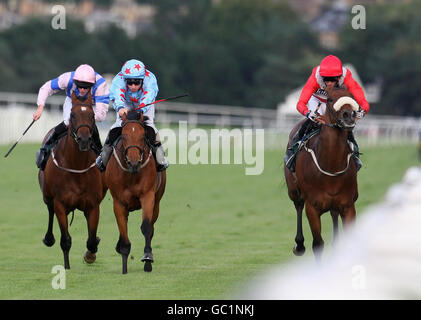 Ignatieff (a destra) guidato da Duran Fentiman continua a vincere il Buy A Racing Post Yearling Bonus Candidate Nursery Handicap durante la gara estiva serale all'ippodromo di Musselburgh, Musselburgh. Foto Stock