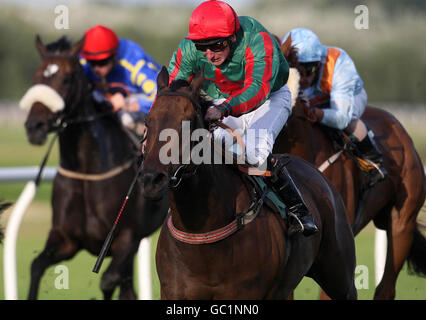 Il ritmo sociale guidato da P.J McDonald continua a vincere la East Lothian Council handicap durante la gara estiva serale all'ippodromo di Musselburgh, Musselburgh. Foto Stock