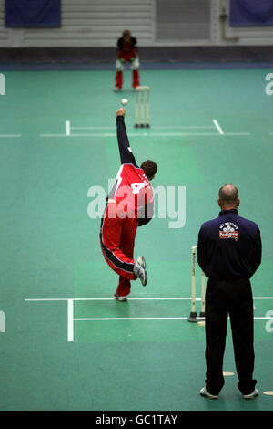 Stephen Parry del Lancashire si ciotola nella ciotola durante la partita finale del Twenty20 Cup Quarter all'Old Trafford Cricket Ground di Manchester. Foto Stock