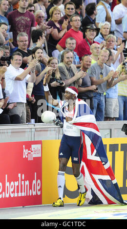 La grande Inghilterra Phillips Idowu celebra la vittoria delle finali del Triple Jump Event degli uomini durante i Campionati del mondo IAAF all'Olympiastadion, Berlino. Foto Stock