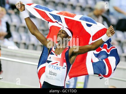 La grande Inghilterra Phillips Idowu celebra la vittoria delle finali del Triple Jump Event degli uomini durante i Campionati del mondo IAAF all'Olympiastadion, Berlino. Foto Stock