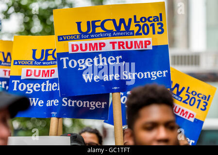 New York, Stati Uniti. 07 Luglio, 2016. La modifica a Walmart e ad altre organizzazioni della comunità organizzata un'azione presso la New York del briscola chiamata Towerto su retail giant Walmart a parlare fuori contro Trump's campagna e prendere una posizione per i loro dipendenti e clienti, molti dei quali sono una parte dei gruppi Trump sta cercando attivamente di danno. Credito: Erik McGregor/Pacific Press/Alamy Live News Foto Stock