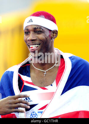 La grande Britannia Phillips Idowu celebra dopo aver vinto l'oro nella Triple Jump Final per uomini durante i Campionati del mondo IAAF all'Olympiastadion, Berlino. Foto Stock