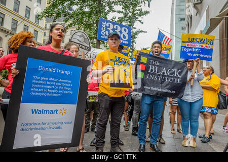 New York, Stati Uniti. 07 Luglio, 2016. La modifica a Walmart e ad altre organizzazioni della comunità organizzata un'azione presso la New York del briscola chiamata Towerto su retail giant Walmart a parlare fuori contro Trump's campagna e prendere una posizione per i loro dipendenti e clienti, molti dei quali sono una parte dei gruppi Trump sta cercando attivamente di danno. Credito: Erik McGregor/Pacific Press/Alamy Live News Foto Stock