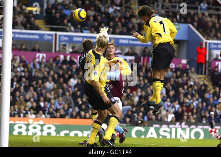 Harry Kewell di Liverpool si dirige nell'obiettivo di apertura passato Aston Il portiere di Villa Thomas Sorensen Foto Stock