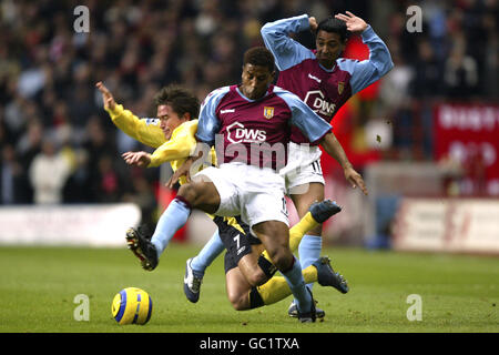 Calcio - fa Barclays Premiership - Aston Villa / Liverpool. Ulises De la Cruz (c) e Nolberto Solano (r) di Aston Villa si combinano per affrontare Harry Kewell di Liverpool Foto Stock