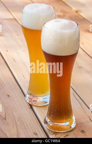 Chiaro e scuro di frumento tenero tedesco la birra in un bicchiere tradizionale Foto Stock