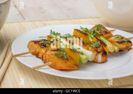 Asian tilapia filet su uno spiedino, servito con riso Foto Stock