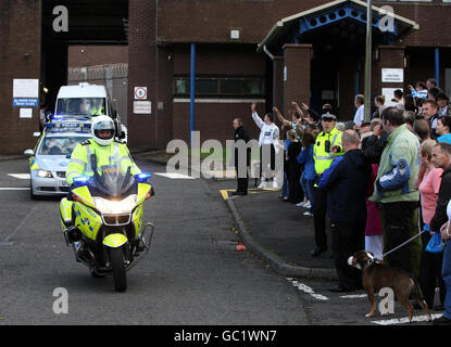 Il convoglio della polizia con il bombardiere di Lockerbie Abdelbaset Ali Mohmed al Megrahi a bordo, parte dalla prigione di Greenock per un viaggio di 16 chilometri verso l'aeroporto di Glasgow, dove un jet era in attesa di tornare a Tripoli, dopo che fu rilasciato per motivi compassionevoli dal segretario alla giustizia scozzese Kenny MacAskill. Foto Stock