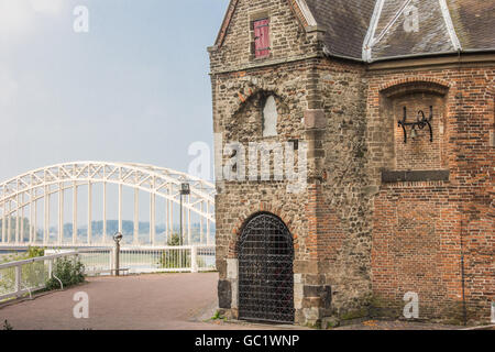 Waalbrug en Sint Nicolaas chiesa nel Valkhof di Nijmegen, Paesi Bassi Foto Stock