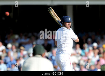 Andrew Flintoff in Inghilterra guarda indietro mentre viene catturato da Brad Haddin fuori dal bowling di Mitchell Johnson per 7 durante il quinto Npower Test Match all'Oval, Londra. Foto Stock