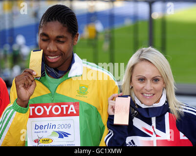 La Semenya della Coppa del Sud Africa (a sinistra) con la sua medaglia d'oro e la Meadows della Gran Bretagna Jennifer con il suo bronzo alla cerimonia della Medaglia per la finale di 800 metri durante i Campionati del mondo IAAF all'Olympiastadion, Berlino. Foto Stock