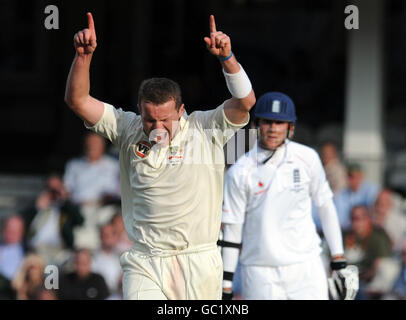L'australiano Peter Siddle festeggia il lancio del wicket di Graeme Swann durante il quinto test match di Npower all'Oval di Londra. Foto Stock