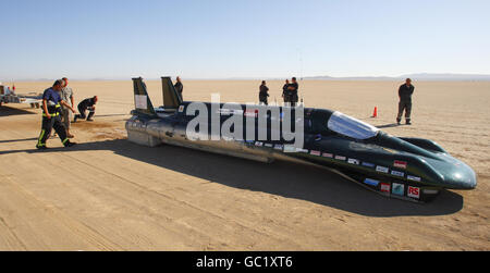 La British Steam Car siede sul lago Rogers Dry presso la base dell'aeronautica di Edwards nel deserto di Mojave, California, USA con un pneumatico forato dopo un secondo tentativo di rompere il record di velocità di terra di 103 anni fallito. Il team tornerà domani per un terzo tentativo. Foto Stock