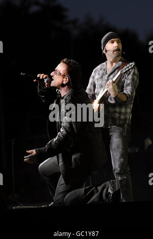 Concerto degli U2 a Don Valley - Sheffield. Bono (a sinistra) e The Edge of U2 si esibiscono dal vivo al Don Valley Stadium di Sheffield nell'ambito del loro tour del 360. Foto Stock