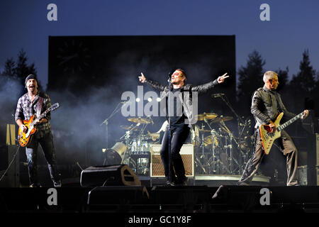 Da sinistra a destra. The Edge, Bono e Adam Clayton degli U2 si esibiscono dal vivo presso il Don Valley Stadium di Sheffield nell'ambito del loro tour del 360. Foto Stock