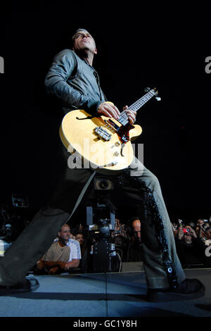 Adam Clayton degli U2 suona dal vivo al Don Valley Stadium di Sheffield come parte del loro 360 Degree Tour. Foto Stock