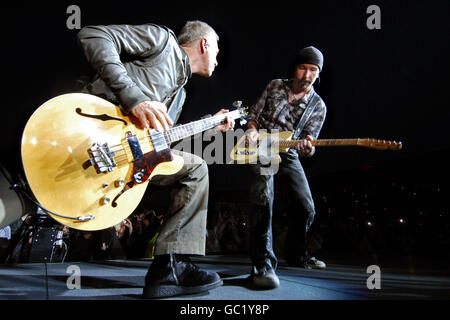 Adam Clayton (a sinistra) e The Edge of U2 si esibiscono dal vivo al Don Valley Stadium di Sheffield come parte del loro tour a 360 gradi. Foto Stock