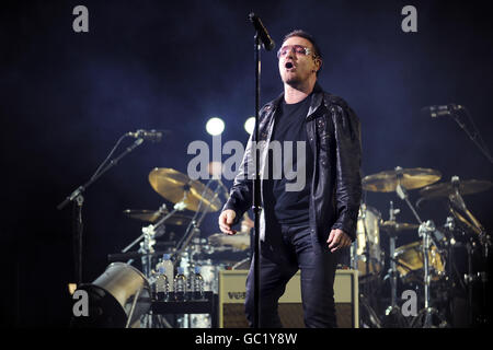 Bono degli U2 suona dal vivo allo Stadio Don Valley di Sheffield come parte del loro 360 Degree Tour. Foto Stock