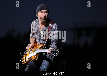 The Edge of U2 si esibisce dal vivo presso il Don Valley Stadium di Sheffield come parte del loro 360 Degree Tour. Foto Stock