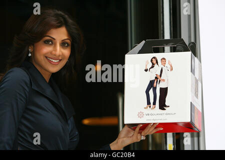 Attrice e modella Shilpa Shetty a Tiffinbites a Londra dove ha annunciato la sua partecipazione nel V8 Gourmet Group. Foto Stock