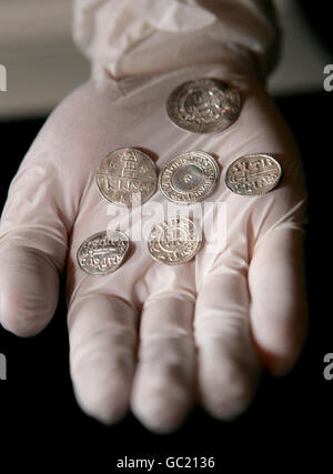 Una selezione di monete, parte degli oggetti conservati di un importante tesoro vichingo, che vengono esposti al British Museum, a Londra e allo Yorkshire Museum di York. Foto Stock