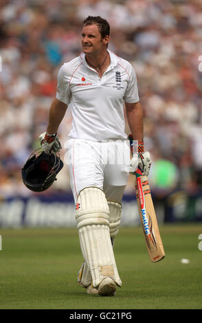 Cricket - The Ashes 2009 - npower Fifth Test - Day Three - England / Australia - The Brit Oval. Il capitano inglese Andrew Strauss si fa strada dal campo di gioco dopo aver perso il suo cazzo Foto Stock