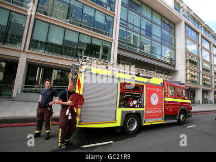 I vigili del fuoco assistono alla scena di un incendio presso la sede centrale britannica di Google a Londra, dopo che si è scoppiata una fiamma su un patio sul tetto. Foto Stock