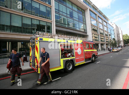 I vigili del fuoco assistono alla scena di un incendio presso la sede centrale britannica di Google a Londra, dopo che si è scoppiata una fiamma su un patio sul tetto. Foto Stock