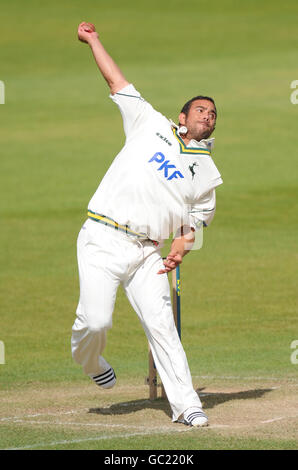 Cricket - Liverpool Victoria County Championship - Divisione uno - giorno due - Nottinghamshire / Hampshire - Trent Bridge. Andre Adams di Nottinghamshire si resce per girare il bowling nel tentativo di prendere un altro wicket Hampshire Foto Stock