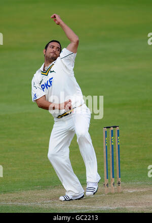 Cricket - Liverpool Victoria County Championship - Divisione uno - giorno due - Nottinghamshire / Hampshire - Trent Bridge. Andre Adams di Nottinghamshire si resce per girare il bowling nel tentativo di prendere un altro wicket Hampshire Foto Stock