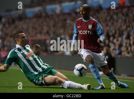 Calcio - UEFA Europa League - Play-off - seconda tappa - Aston Villa / Rapid Vienna - Villa Park. Ashley Young (a destra) di Aston Villa tenta di eludere un'azione da parte di Andreas Dober di Rapid Vienna Foto Stock