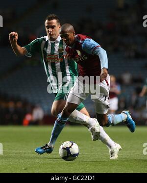 Ashley Young (a destra) di Aston Villa è stato portato giù da Rapid Andreas Dober di Vienna nel box che porta ad un'altra penalità Foto Stock