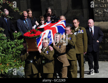 La bara di Frifleman Daniel Wild viene portata durante i funerali presso la chiesa di St. Mary a Horden, nella contea di Durham. Foto Stock