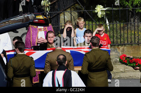 La bara di Frifleman Daniel Wild viene portata durante i funerali presso la chiesa di St. Mary a Horden, nella contea di Durham. Foto Stock