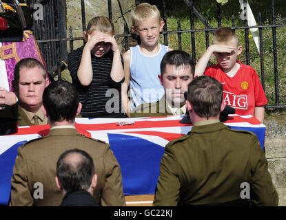 La bara di Frifleman Daniel Wild viene portata durante i funerali presso la chiesa di St. Mary a Horden, nella contea di Durham. Foto Stock