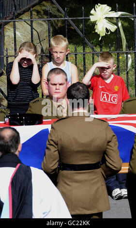 La bara di Frifleman Daniel Wild viene portata durante i funerali presso la chiesa di St. Mary a Horden, nella contea di Durham. Foto Stock