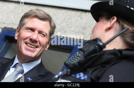 Il segretario alla giustizia Kenny MacAskill durante una visita alla stazione di polizia di Baird Street a Glasgow per evidenziare nuove figure della polizia. Foto Stock