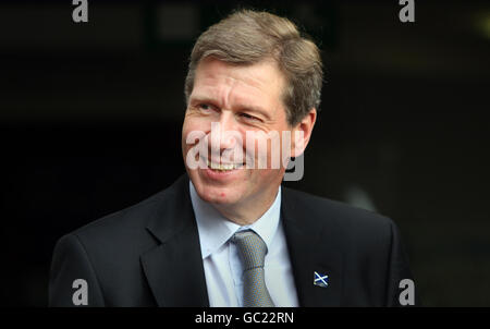 Il segretario alla giustizia Kenny MacAskill durante una visita alla stazione di polizia di Baird Street a Glasgow per evidenziare nuove figure della polizia. Foto Stock